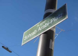 Der Platz-ohne-Namen heißt jetzt Sohrab Arabi-Platz 